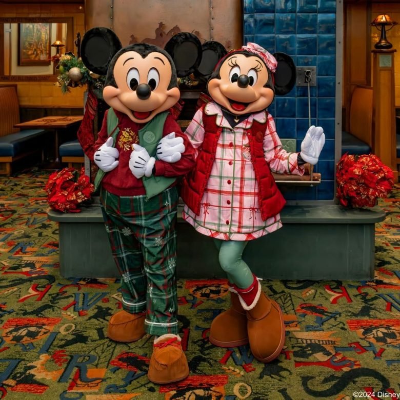 Mickey Mouse e personagens da Disney durante o evento