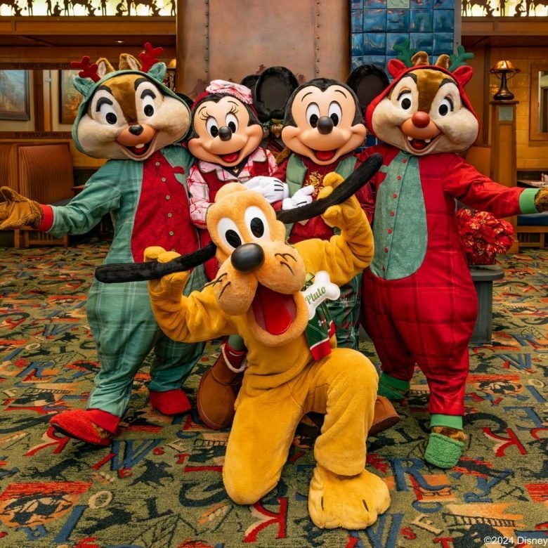 Personagens da Disney em pijamas temáticos no Mickey’s Holiday Pajama Party