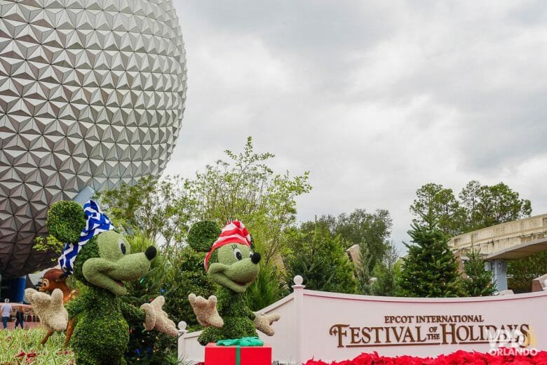 Vista do Epcot decorado para as festividades de Natal