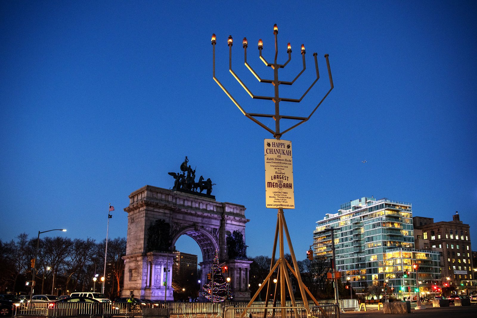 Menorás acesas durante o Hanukkah em Nova York