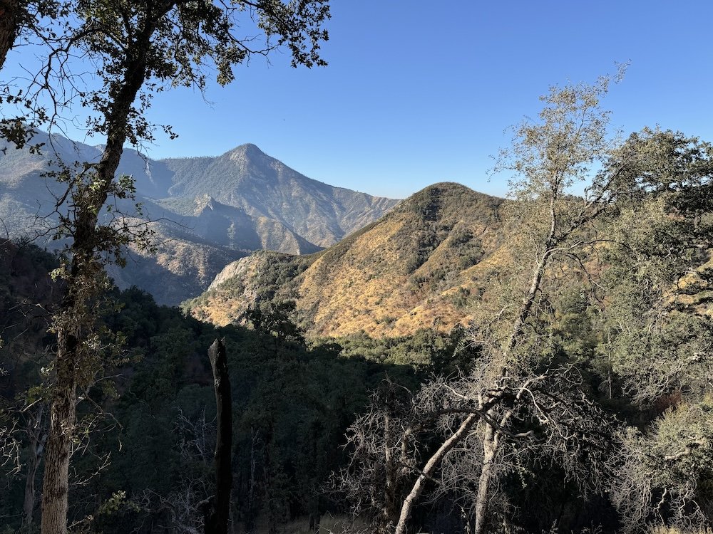 Vistas ao longo da Generals Highway no Parque Nacional Sequoia