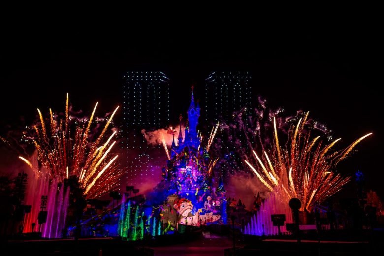 Espetáculo noturno na Disneyland Paris celebrando a reabertura da Catedral de Notre-Dame