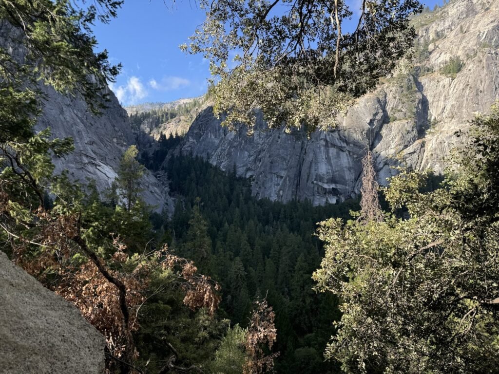 Caminho até Vernal Falls no Parque Nacional de Yosemite