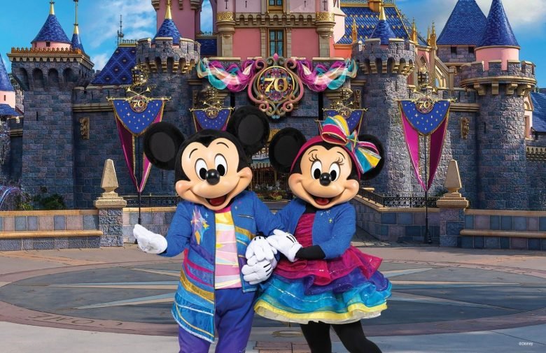 Cavalgada do Mickey e seus amigos na Disneyland com trajes festivos