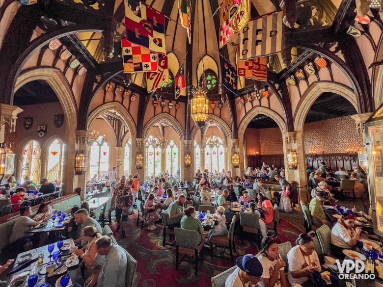 Mesa decorada para refeição no Royal Table da Disney