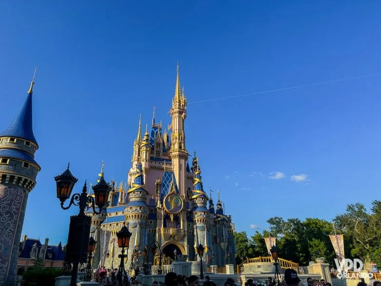 Crianças se divertindo em uma atração do Magic Kingdom