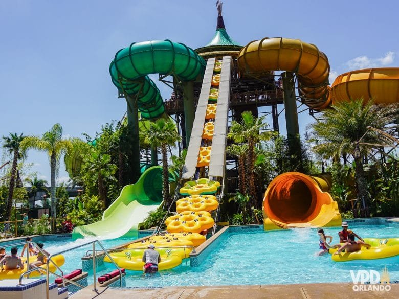 Vista panorâmica do parque aquático Volcano Bay em um dia ensolarado.