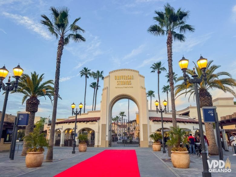 Visão aérea do Universal Studios Hollywood com céu limpo e iluminado.