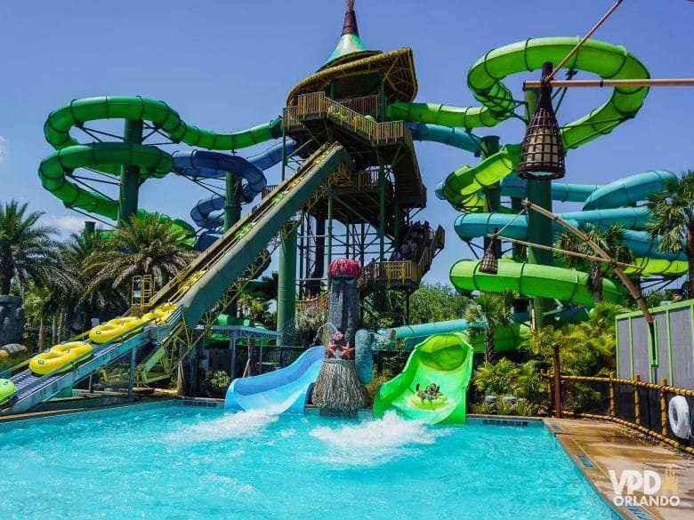 Vista panorâmica do parque Volcano Bay, mostrando suas diversas atrações aquáticas.